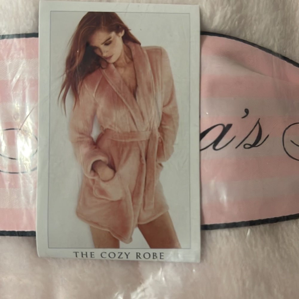 New in package VS cozy robe size Xs/S